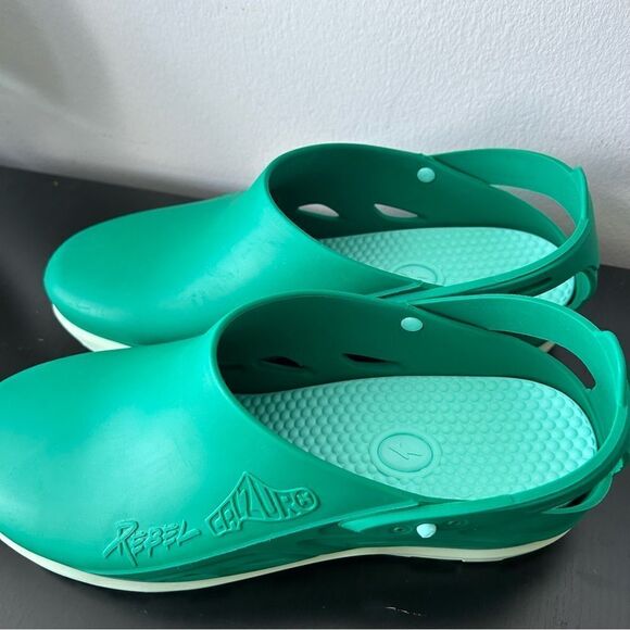 Calzuro Rebel Medical shoes autoclavable closed heel shoe in Green/Pastel Green - Picture 8 of 12